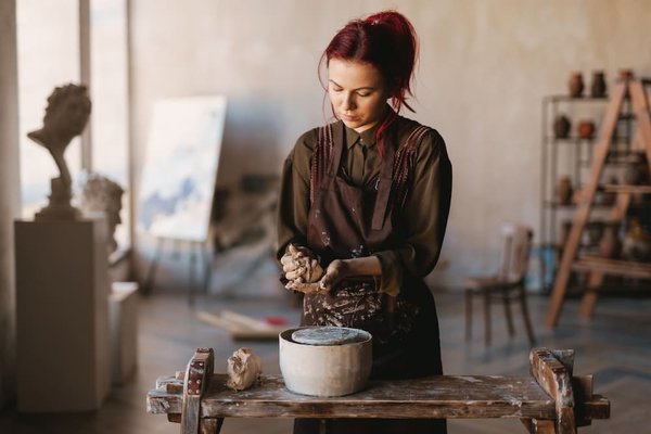 En quoi la sculpture peut-elle aider à améliorer la motricité fine et la créativité ?