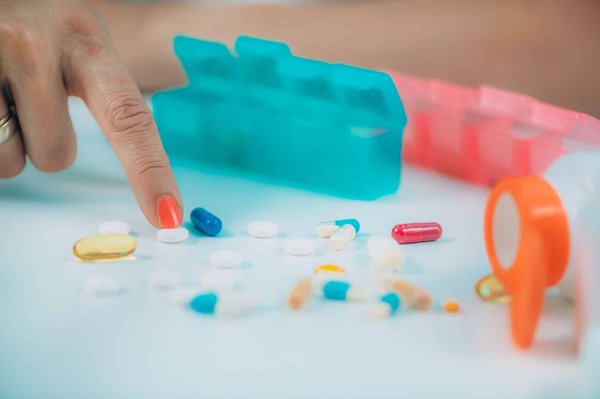 Comment les médecins généralistes peuvent-ils gérer les cas complexes de polypharmacie chez les personnes âgées ?