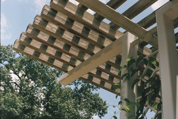 Quels matériaux utiliser pour construire une pergola en bois traité ?