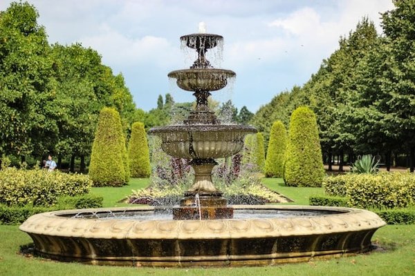 Comment fabriquer une fontaine d'extérieur avec des éléments de récupération?