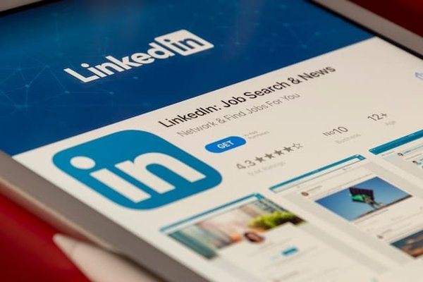 Comment créer un profil LinkedIn percutant pour attirer l'attention des recruteurs et des employeurs potentiels ?