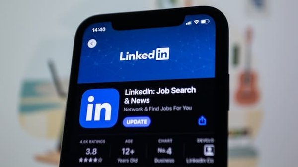 Comment créer un profil LinkedIn percutant pour attirer l'attention des recruteurs et des employeurs potentiels ?