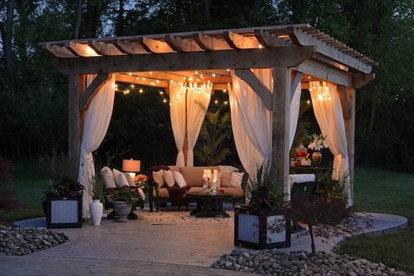 Comment construire une pergola dans votre jardin pour créer un espace ombragé ?